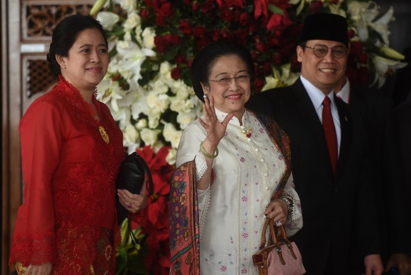 Mantan Presiden Megawati Sukarnoputri (tengah) didampingi Wasekjen PDIP Ahmad Basarah (kanan)