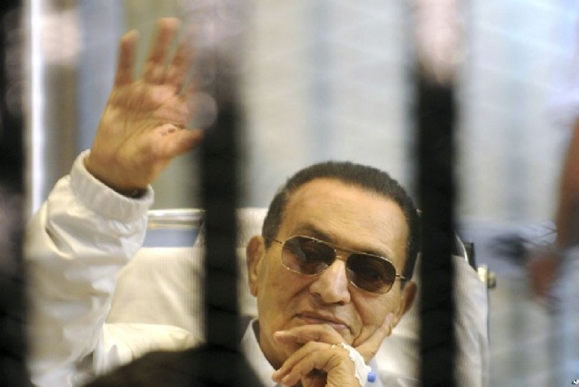 Mantan Presiden Mesir, Hosni Mubarak saat menghadiri sidang di Kairo, 13 April lalu (Foto: dok). Pengadilan banding Mesir menunda sidang kedua atas Mubarak, hingga 10 Juni mendatang.