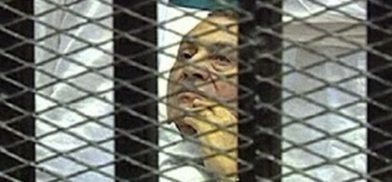 Mantan Presiden Mesir, Hosni Mubarak, tampak terbaring di atas tandu dalam sebuah 