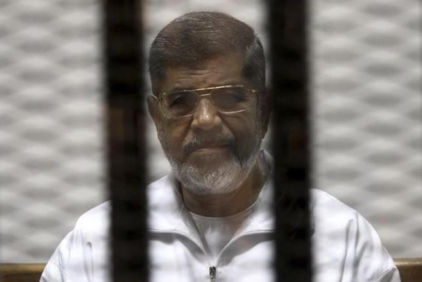 Mendiang mantan presiden Mesir, Mohamed Mursi saat di dalam penjara.