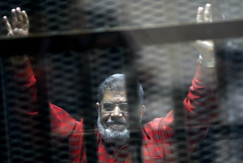 Mantan presiden Mesir Muhammad Mursi saat berada di pengadilan di Kairo, Mesir, 21 Juni 2015.