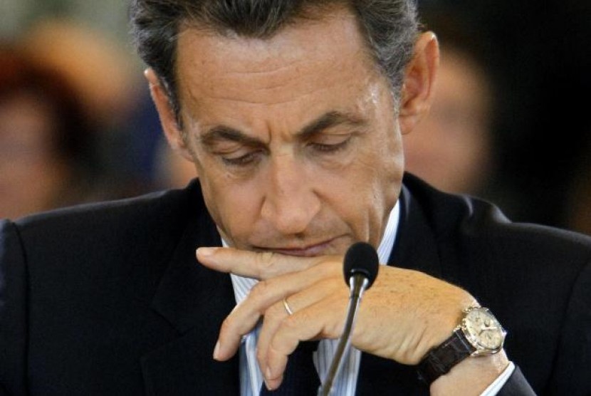 Mantan Presiden Prancis Nicolas Sarkozy dengan jam tangan Patek Philippe melingkar di tangannya.