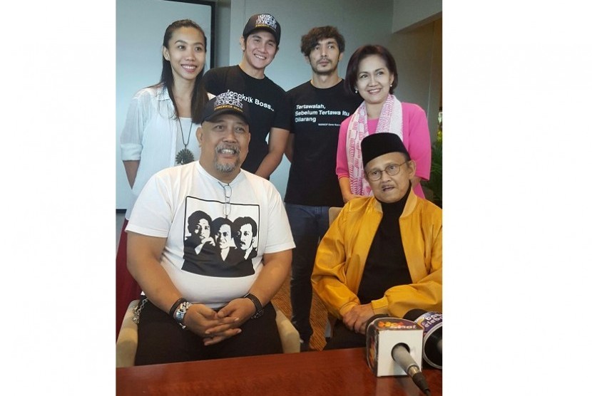 Mantan Presiden RI BJ Habibie usai menonton film Warkop DKI Reborn: Jangkrik Bos Part 1