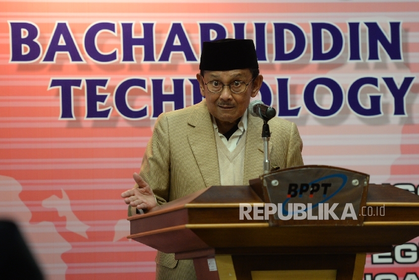 Mantan Presiden RI ke-3 BJ Habibie memberikan paparan saat acara penganugerahan Bacharuddin Jusuf Habibie Technology Award (BJHTA) 2016 di Kediaman BJ Habibie, Jakarta, Kamis (18/8).