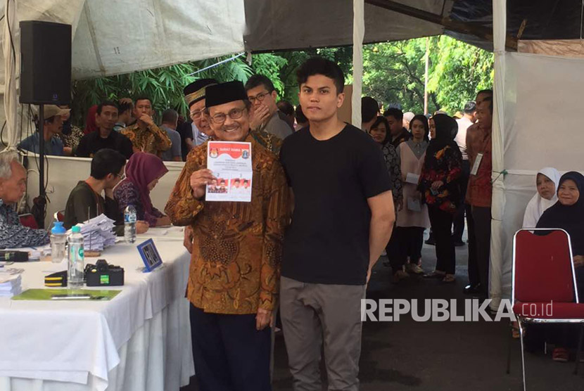 Mantan Presiden RI ketiga BJ Habibie mencoblos di TPS 05 Kuningan Timur RT 04/05 Kuningan, Jakarta Selatan, Rabu (19/4). Habibie datang bersama cucunya M Pasha NF Habibie ke TPS tersebut.