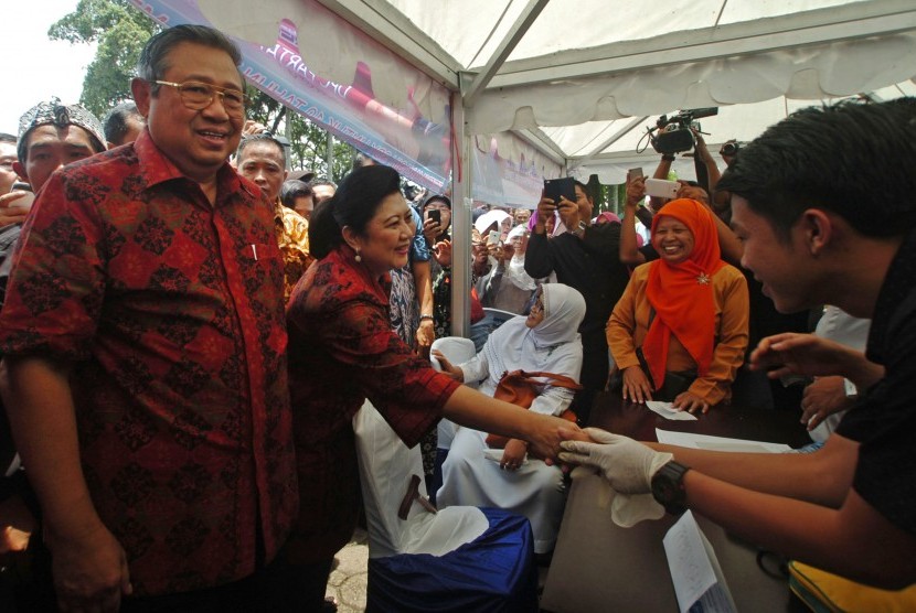 Mantan Presiden RI ke-6 sekaligus Ketua Umum Partai Demokrat Susilo Bambang Yudhoyono (kiri) didampingi istrinya Ani Yudhoyono (kedua kiri) menyapa petugas kesehatan saat melintas di Jalan Jendral Sudirman pada kegiatan 