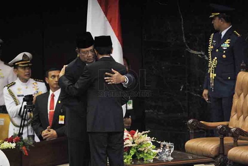 Mantan Presiden RI Susilo Bambang Yudhoyono memeluk Presiden Jokowi usai penandatangan berita acara pelantikan Presiden RI