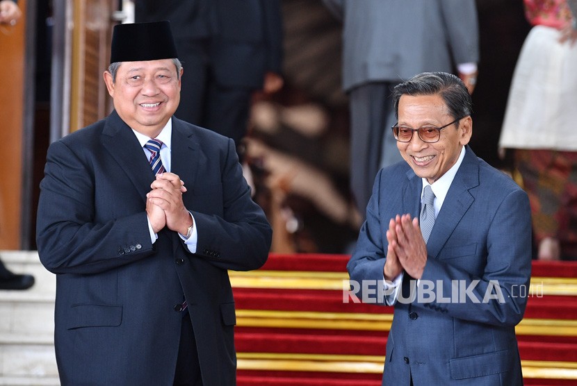 Mantan presiden Susilo Bambang Yudhoyono (kiri) dan mantan wapres Boediono (kanan) berfoto bersama sebelum mengikuti upacara pelantikan presiden dan wapres periode 2019-2024 di Gedung Nusantara, kompleks Parlemen, Senayan, Jakarta, Ahad (20/10/2019).