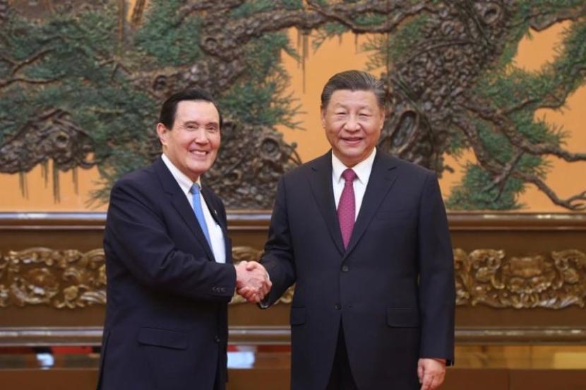 Mantan Presiden Taiwan Ma Ying-jeou bertemu dengan Presiden China Xi Jinping di Beijing pada Rabu (10/4/2024). 