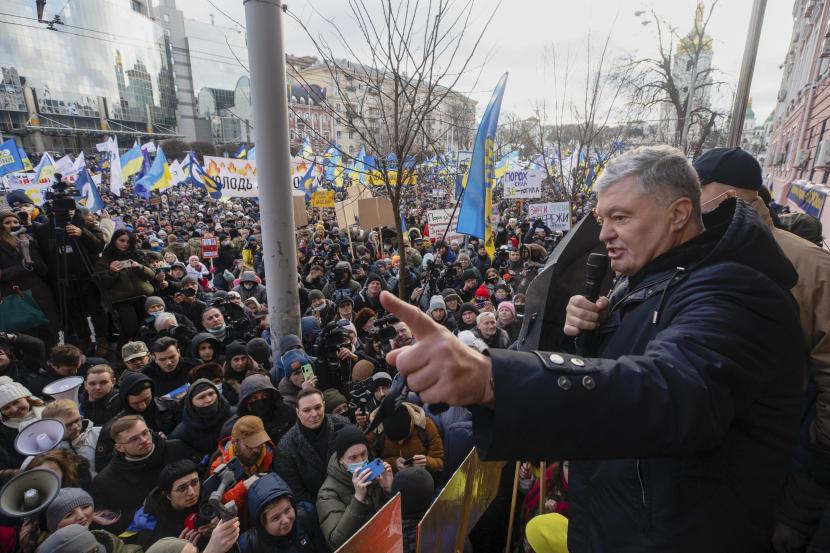 Mantan Presiden Ukraina Petro Poroshenko, kanan, berbicara kepada orang banyak di depan gedung pengadilan sebelum sesi pengadilan, di Kyiv, Ukraina, Rabu, 19 Januari 2022. 