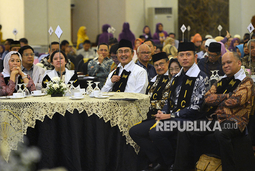 Mantan Presiden yang juga Ketua Dewan Kehormatan Ikatan Cendekiawan Muslim se-Indonesia (ICMI) BJ Habibie (tengah) didampingi Ketua Umum ICMI Jimly Asshidiqie (ketiga kiri) serta sejumlah tokoh muda Yenny Wahid (kiri), Puan Maharani (kedua kiri), Agus Harimurti Yudhoyono (kedua kanan) dan Ilham Habibie (kanan) menghadiri sarasehan nasional yang diselenggarakan oleh ICMI di Jakarta, Senin (21/5). 