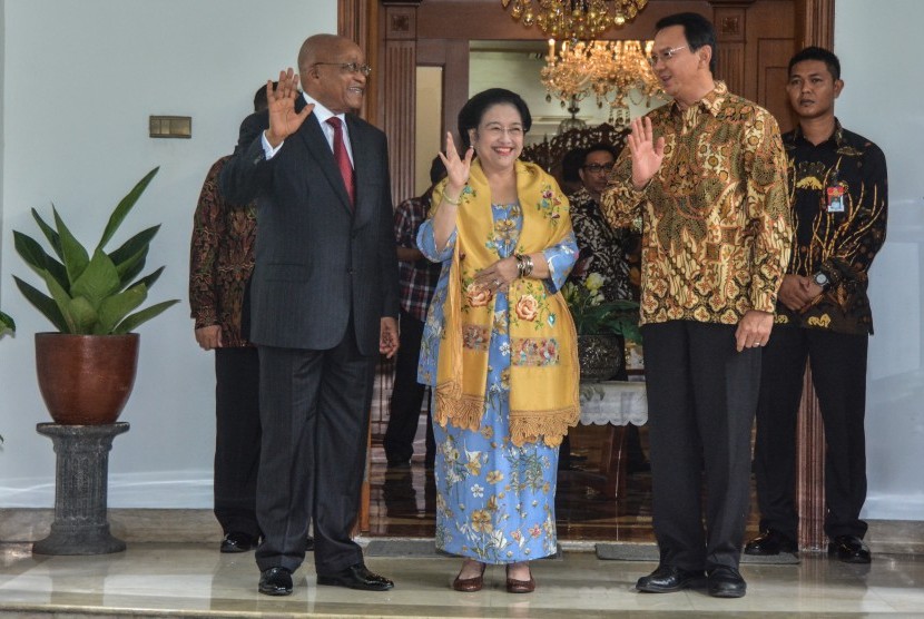 Chairperson of PDIP party who is also the former president of Indonesia, Megawati Soekarnoputri (center) accompanied by inactive Governor of DKI Jakarta Basuki Tjahaja Purnama atau Ahok (two from right) when meeting South African President Jacob Zuma (left).