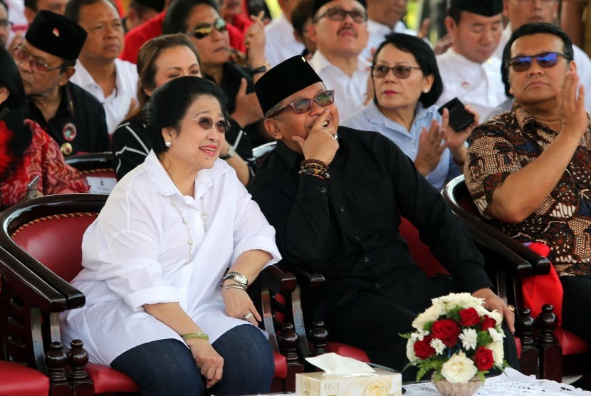 Sekjen PDIP Hasto Kristanto (kedua kanan) berbincang dengan mantan presiden yang juga Ketum PDI Perjuangan Megawati Soekarno Putri (kiri) saat peresmian Monumen Putra Sang Fajar di Blitar, Jawa Timur, Selasa (6/6).