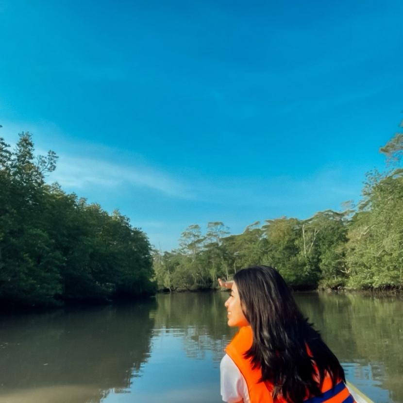 Mantan Putri Pariwisata Indonesia 2019 Angelia Rizky saat mengunjungi Konvervasi Alam Belitung Timur. 