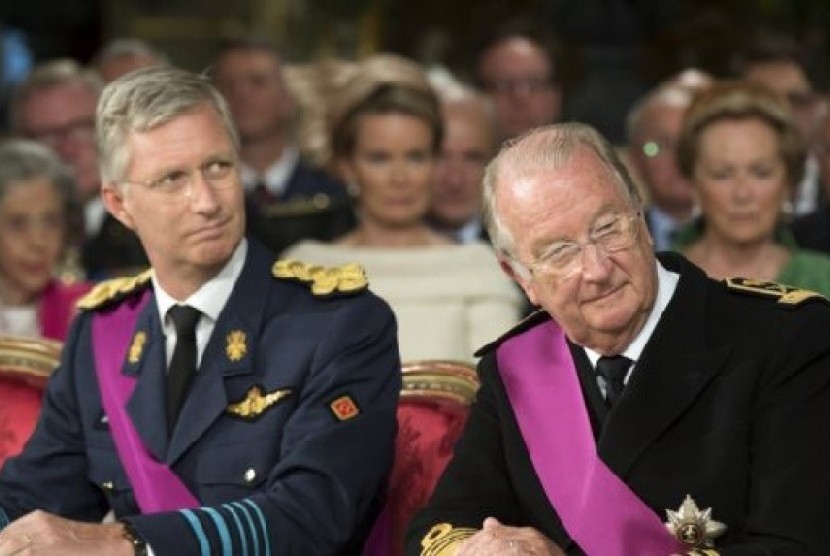 Mantan Raja Belgia Albert II (kanan) dan puteranya Raja Philippe pada sebuah acara di Belgia 
