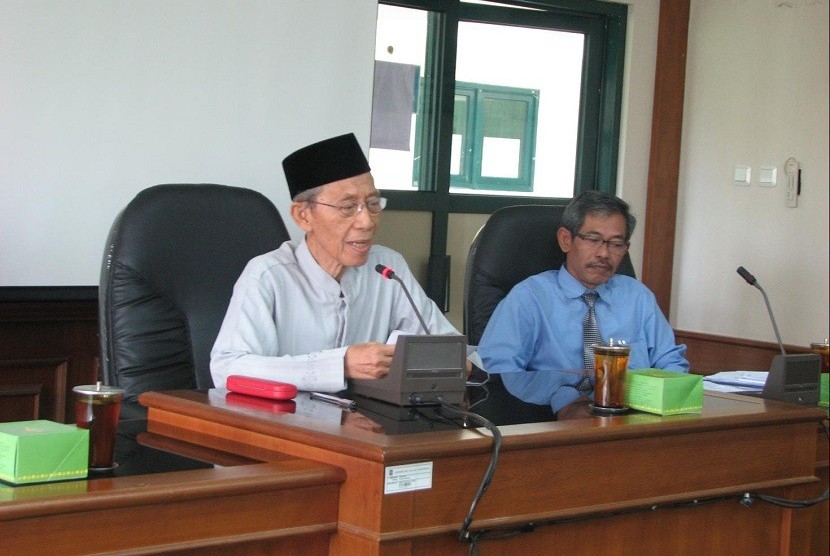 Mantan Rektor Universitas Islam Indonesia (UII) Prof Zaini Dahlan (kiri) sedang memberikan tausiah. Semasa hidupnya, almarhum gemar membaca alquran.