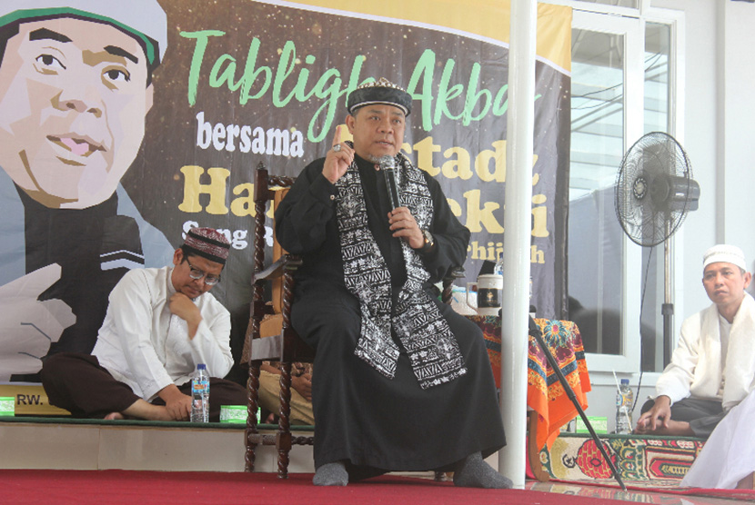 Mantan rocker era tahun 80an Hari Moekti, yang kini sudah berhijrah dan aktif dalam kegiatan dakwah, memberikan tausiyah dalam tabligh akbar Maulid Nabi Muhammad SAW di Vila Nusa Indah, Bekasi, Sabtu (23/12). 