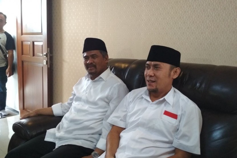 Mantan Sekda Kabupaten Garut Iman Alirahman (kiri) dan pasangannya Dedi Hasan Bahtiar (kanan) mendeklarasikan diri maju di Pilkada Garut 2018, Selasa (9/1)