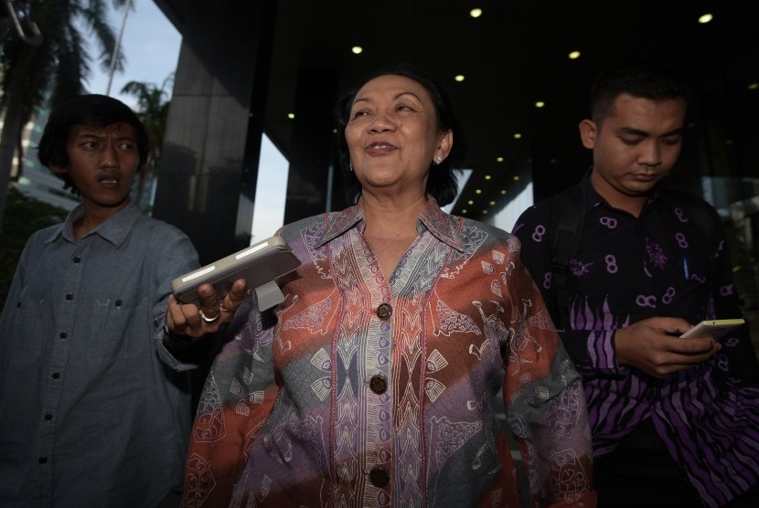 Mantan Sekjen Kemendagri Diah Anggraeni (tengah) meninggalkan Gedung KPK usai diperiksa di Jakarta, Jumat (23/12).