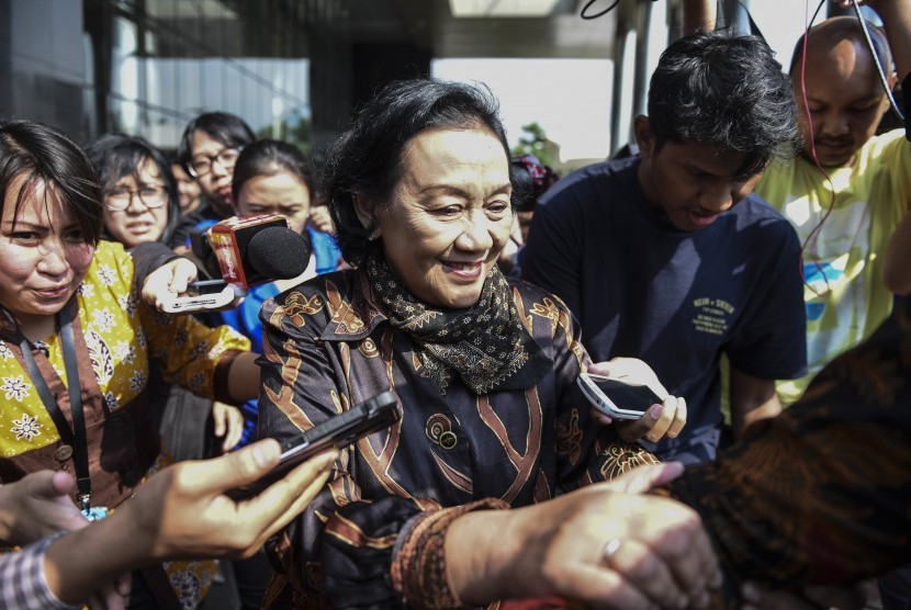 Mantan Sekjen Kementerian Dalam Negeri Diah Anggraeni (tengah) keluar ruangan seusai diperiksa di gedung KPK, Jakarta, Jumat (12/5). 