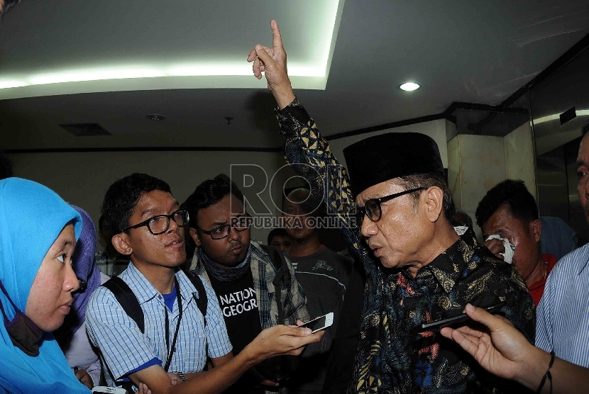 Mantan Sekjen Kementerian Energi dan Sumber Daya Mineral Waryono Karno menjawab pertanyaan wartawan usai menjalani sidang perdana di Pengadilan TIpikor, Jakarta, Kamis (7/5). (Republika/Agung Supriyanto)