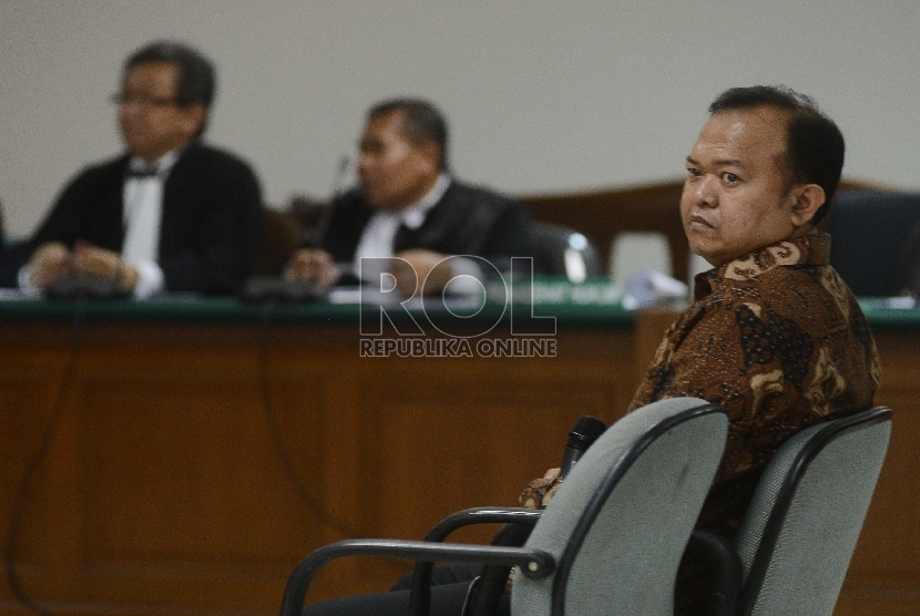 Mantan Sekjen Partai Nasdem Patrice Rio Capella menjalani sidang perdana kasus dugaan penerimaan gratifikasi terkait proses penanganan perkara bantuan daerah di Sumatera Utara di Pengadilan Tipikor, Jakarta, Senin (9/11).