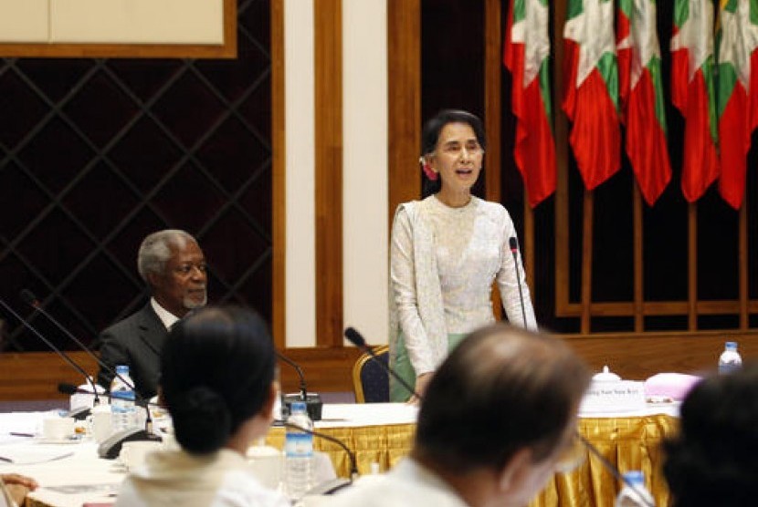 Mantan Sekjen PBB Kofi Annan (kiri) mendengarkan sambutan Menteri Luar Negeri Myanmar Aung San Suu Kyi saat rapat dengan Pusat Rekonsiliasi dan Perdamaian Nasional (NRPC) membahas solusi kekerasan Muslim Rohingya, Senin, 5 September 2016.