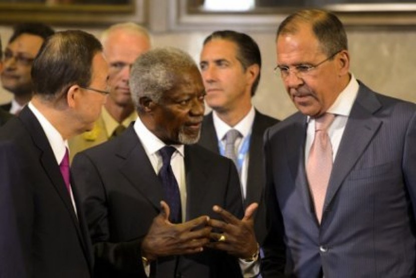  Mantan Sekjen PBB Kofi Annan (tengah) tengah berbincang dengan Menteri Luar Negeri Rusia Sergei Lavrov (kiri) dan Sekjen PBB Ban Ki-  Moon pada pertemuan di Jenewa, Swiss, yang membahas terkait masa depan perdamaian di Suriah. 