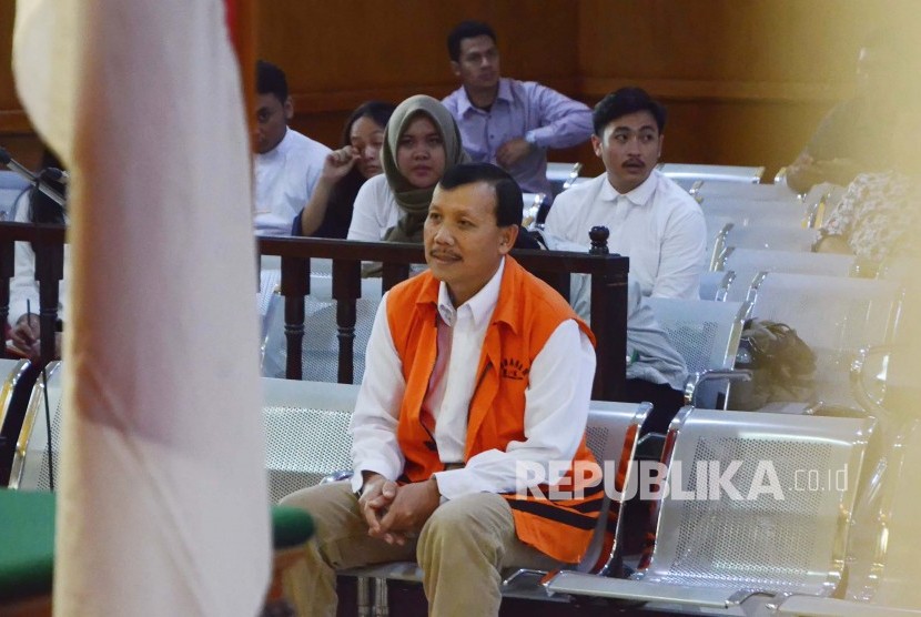 Mantan Sekretaris Daerah (Sekda) Jawa Barat Iwa Karniwa menjalani sidang perdana dalam kasus proyek Meikarta, di Pengadilan Tipikor Bandung, Jalan LRE Martadinata, Kota Bandung, Senin (13/1).