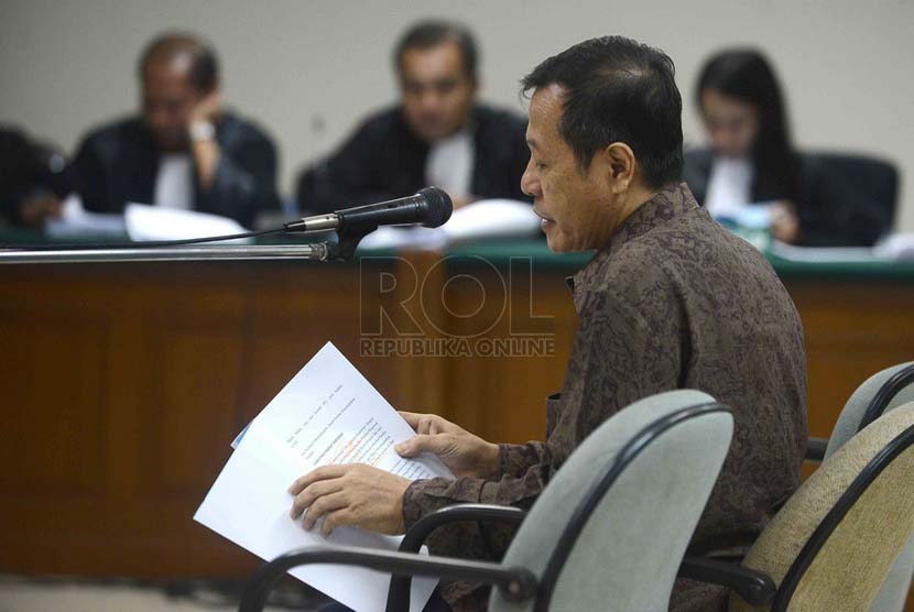 Mantan Sekretaris Jenderal Kementerian Luar Negeri Sudjadnan Parnohadiningrat membacakan nota pembelaan atau pledoi di Pengadilan Tipikor, Jakarta, Rabu (2/7).(Republika/Agung Supriyanto).