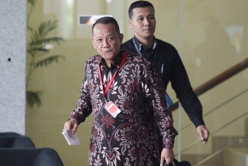 Mantan Sekretaris Mahkamah Agung Nurhadi Abdurrachman (kiri) berjalan memasuki Gedung KPK untuk menjalani pemeriksaan di Jakarta, Selasa (6/11/2018).
