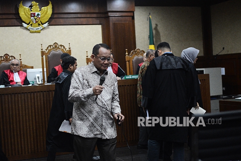 Mantan Sekretaris Mahkamah Agung, Nurhadi berjalan keluar ruangan seusai memberikan kesaksian saat  sidang lanjutan dengan agenda mendengarkan keterangan saksi di Pengadilan Tipikor, Jakarta, Senin (15/8). 