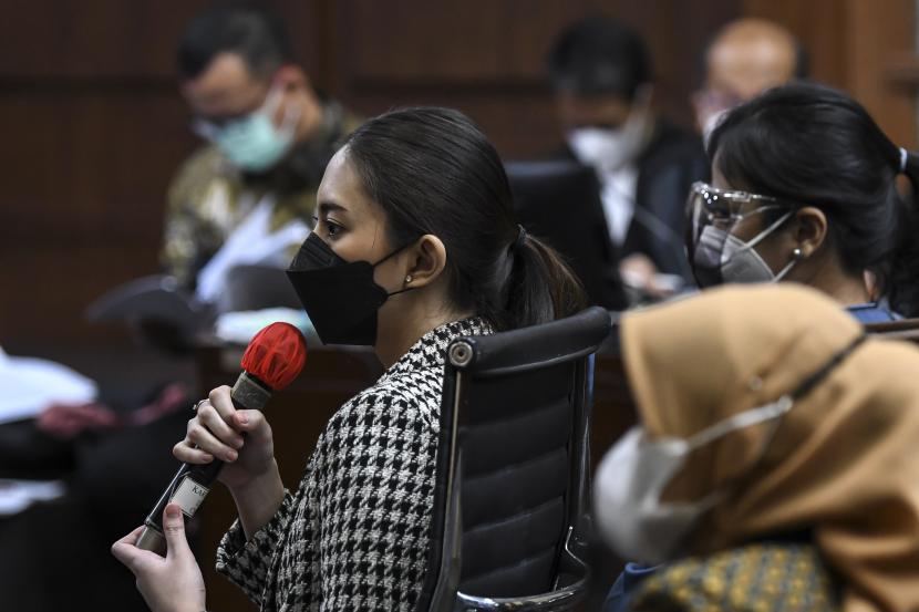 Mantan sekretaris pribadi dari terdakwa kasus suap izin ekspor benih lobster tahun 2020 Edhy Prabowo, Anggia Tesalonika Kloer (kiri) memberikan kesaksian bagi Edhy Prabowo saat sidang di Pengadilan Tipikor, Jakarta, Selasa (18/5/2021). Sidang dari terdakwa mantan Menteri Kelautan dan Perikanan tersebut adalah mendengarkan keterangan dari sembilan orang saksi yang dihadirkan oleh Jaksa Penuntut Umum (JPU)