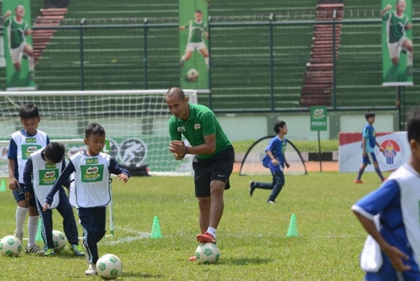 Mantan striker timnas Indonesia,  Kurniawan Dwi Yulianto sedang memberikan pelatihan pada peserta Milo Football Championship,  di Stadion Siliwangi Bandung, Sabtu (14/4).