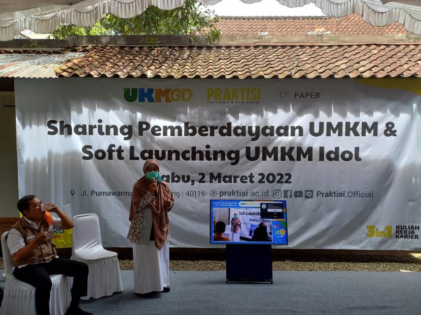Mantan Tenaga Kerja Indonesia (TKI) Darwinah asal Indramayu, Provinsi Jawa Barat bercerita tentang awal mula terjun berwirausaha sejak 2008 dan sudah mencetak 1.600 wirausaha muda, Rabu (2/3/2022). Ia hadir dalam acara sharing pengalaman pelaku UMKM di Politeknik Bisnis Digital di Kota Bandung. 
