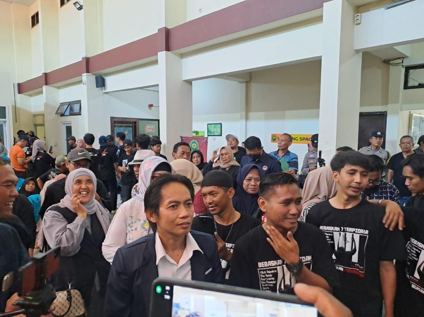 Mantan tersangka kasus Vina, Pegi Setiawan bersama tim kuasa hukumnya hadir ke PN Cirebon untuk memberikan dukungan kepada enam terpidana dan tim kuasa hukumnya  yang mengajukan PK dalam kasus Vina, Rabu (4/9/2024). 