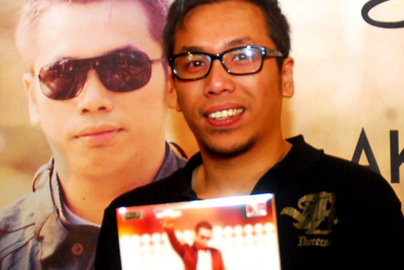 Mantan vokalis Kerispatih, Sammy Simorangkir menunjukan album barunya saat peluncuran ablum barunya yang berjudul 