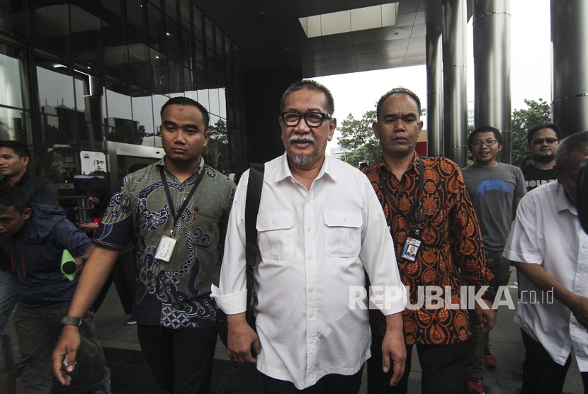 Mantan Wakil Gubernur Jawa Barat, Deddy Mizwar berjalan meninggalkan gedung KPK, seusai menjalani pemeriksaan di Jakarta, Rabu (12/12/2018).