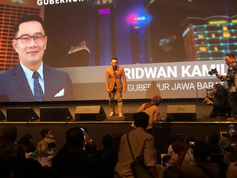 Mantan Wakil Menlu Dino Patti Djalal mengadakan acara farewell antara warga dengan Gubernur DKI Jakarta Anies Rasyid Baswedan di Jakarta Theater, Ahad (2/9). 