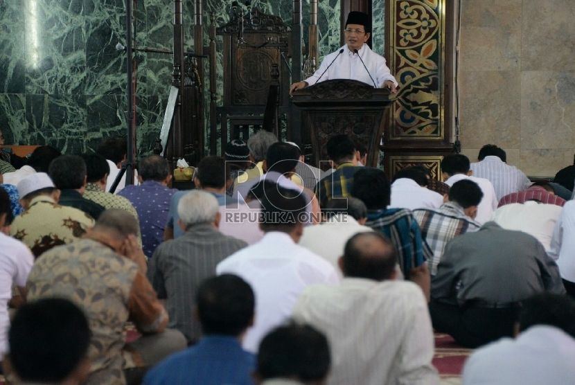 Mantan Wakil Menteri Agama Nasaruddin Umar menberikan ceramah Dzuhur di masjid agung sunda kelapa, Jakarta, Senin (22/6).