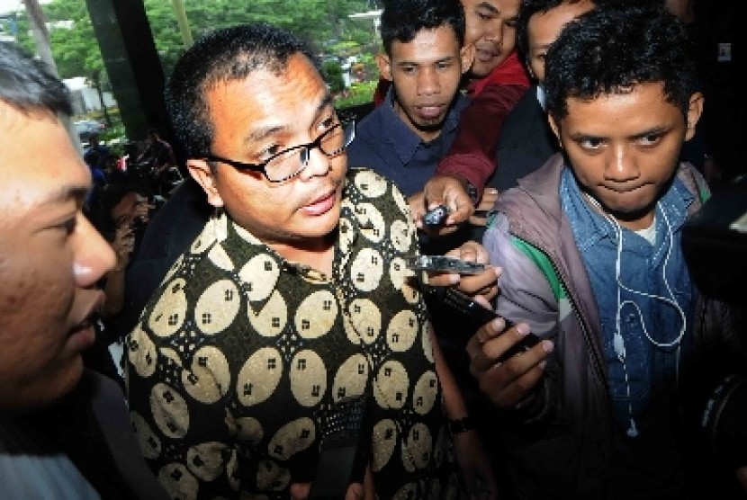 Mantan Wakil Menteri Hukum dan Hak Asasi Manusia Denny Indrayana. Mantan Wamenkumham Denny Indrayana mengekliam dia yang minta dinonaktifkan di DPP KAI.