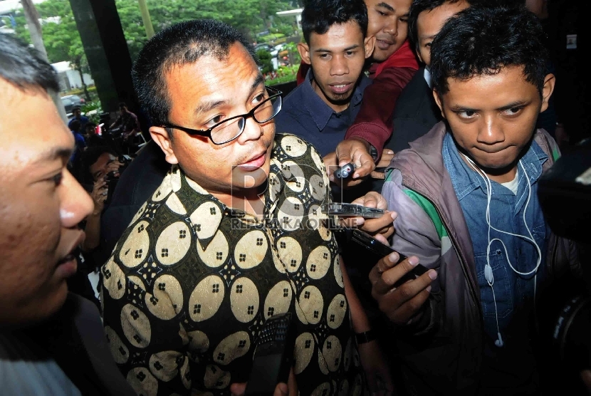 Mantan Wakil Menteri Hukum dan Hak Asasi Manusia Denny Indrayana diserbu wartawan saat tiba di Gedung KPK, Jakarta, Selasa (17/2).