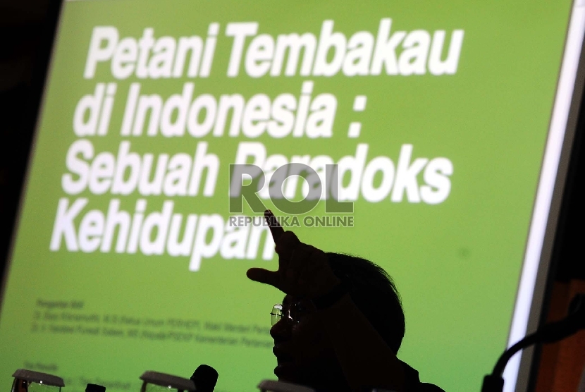 Mantan Wakil Menteri Pertanian Bayu Krisnamurti berbicara dalam peluncuran buku dan diskusi Petani Tembakau di Indonesia: Sebuah Paradoks Kehidupan dikantor PP Muhammadiyah, Jakarta, Selasa (26/5).