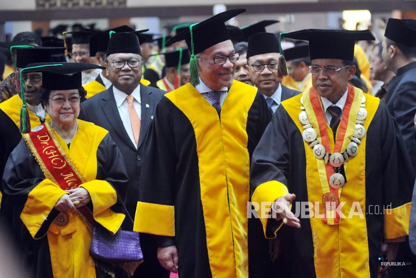 Mantan Wakil Perdana Menteri Malaysia, Dato' Seri Anwar Ibrahim (tengah), bersama mantan presiden Megawati Soekarnoputri (kiri), Ketua MPR Zulkifli Hasan (kedua kanan), Ketua DPD Oesman Sapta Odang (kedua kiri), dan Rektor Universitas Negeri Padang (UNP), Prof.Ganefri (kanan), sebelum mengikuti Rapat Senat Terbuka, Penganugerahan Gelar Doktor Kehormatan (Dr.Honoris Causa), di kampus UNP Padang, Sumatera Barat, Senin (29/10/2018). 