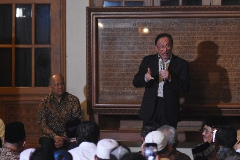 Mantan Wakil Perdana Menteri Malaysia Datuk Seri Anwar Ibrahim (kanan) menceritakan pengalamannya dengan mendiang Presiden ke-3 RI BJ Habibie disaksikan putra pertama almarhum Ilham Akbar Habibie (kiri) saat bertakziah di Patra Kuningan, Jakarta, Rabu (9/10/2019).
