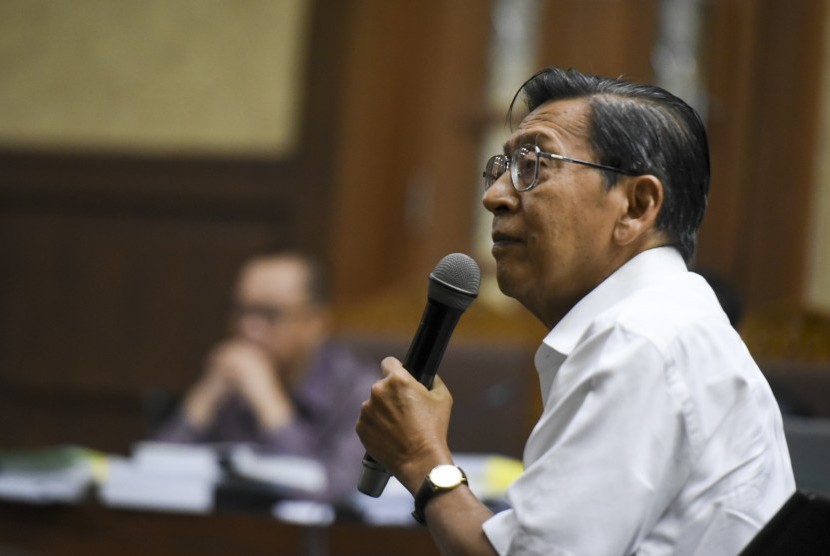 Mantan Wakil Presiden Boediono memberikan keterangan saat menjadi saksi dalam sidang kasus korupsi penerbitan Surat Keterangan Lunas BLBI dengan terdakwa Syafruddin Arsyad Tumenggung di Pengadilan Tipikor Jakarta, Kamis (19/7). 