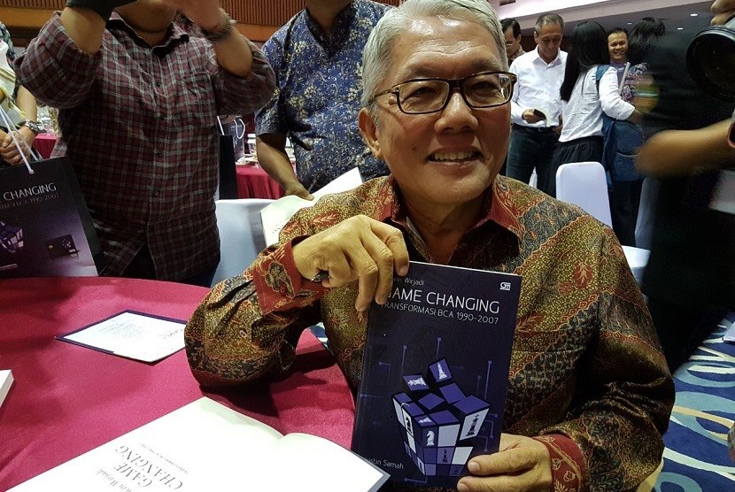 Mantan Wakil Presiden Direktur Bank Central Asia (BCA) Aswin Wirjadi meluncurkan buku perdananya 'Game Changing : Transformasi BCA 1990-2007' Di Jakarta, Jumat (26/1).