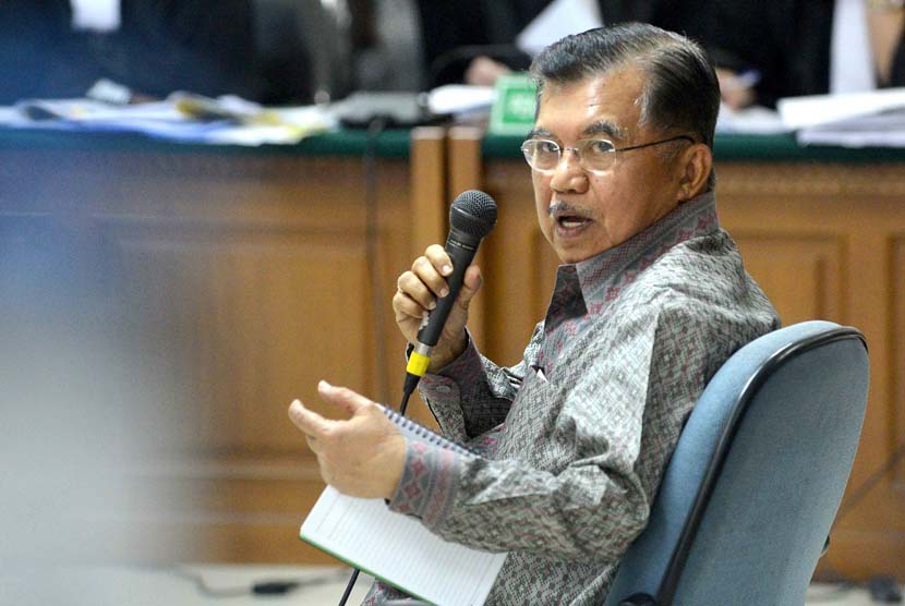 Mantan Wakil Presiden Jusuf Kalla bersaksi dalam persidangan kasus Bank Century dengan terdakwa Budi Mulya di Pengadilan Tipikor, Jakarta, Kamis (8/5). 