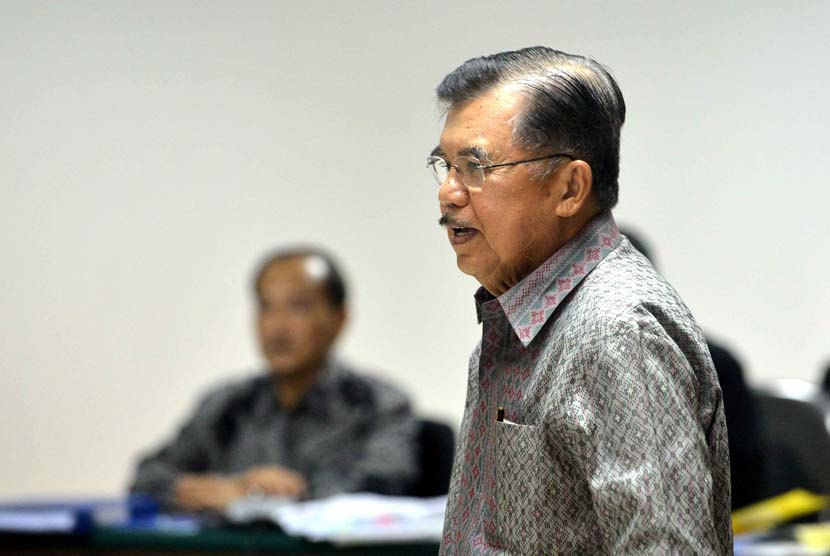 Mantan Wakil Presiden Jusuf Kalla bersaksi dalam persidangan kasus Bank Century dengan terdakwa Budi Mulya di Pengadilan Tipikor, Jakarta, Kamis (8/5).
