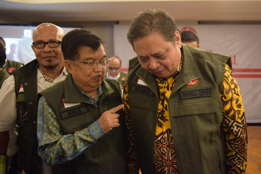 Mantan wakil presiden Jusuf Kalla (kiri) berbincang bersama Ketua Umum DPP Partai Golkar Airlangga Hartarto (kanan) saat Silaturahim Nasional Jenggala Center di Jakarta, Jumat (16/9/2022).